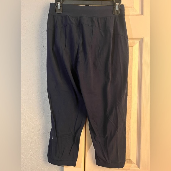 Navy Lululemon Rejuvinate Crop Size 6 - Picture 3 of 4